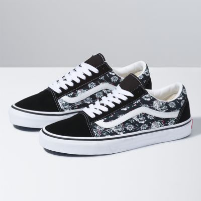 black skull vans