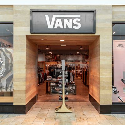 mall with vans store