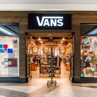 mall with vans store