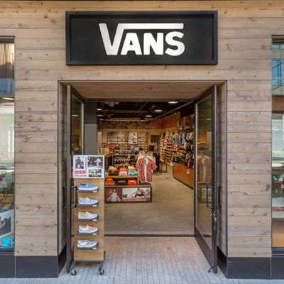 Vans store hotsell near me hours