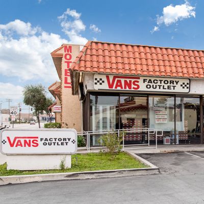 Vans outlet hotsell tustin ave